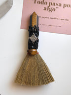 ESCOBA DE BRUJA CON GENERADOR OJO DE TIGRE