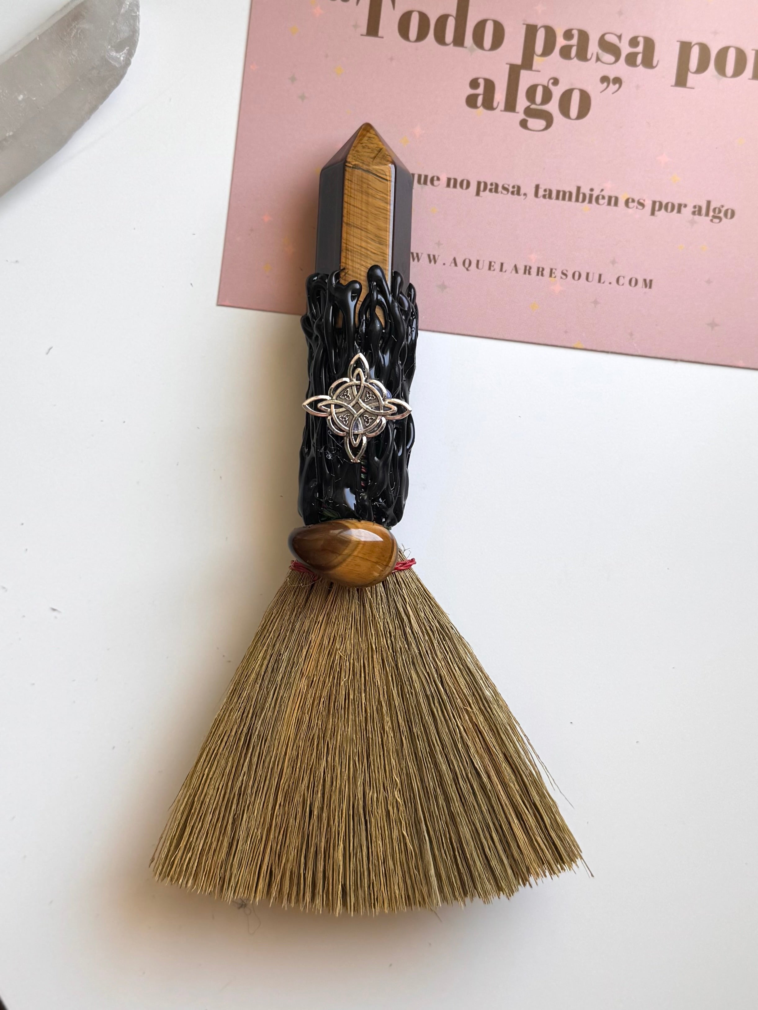 ESCOBA DE BRUJA CON GENERADOR OJO DE TIGRE