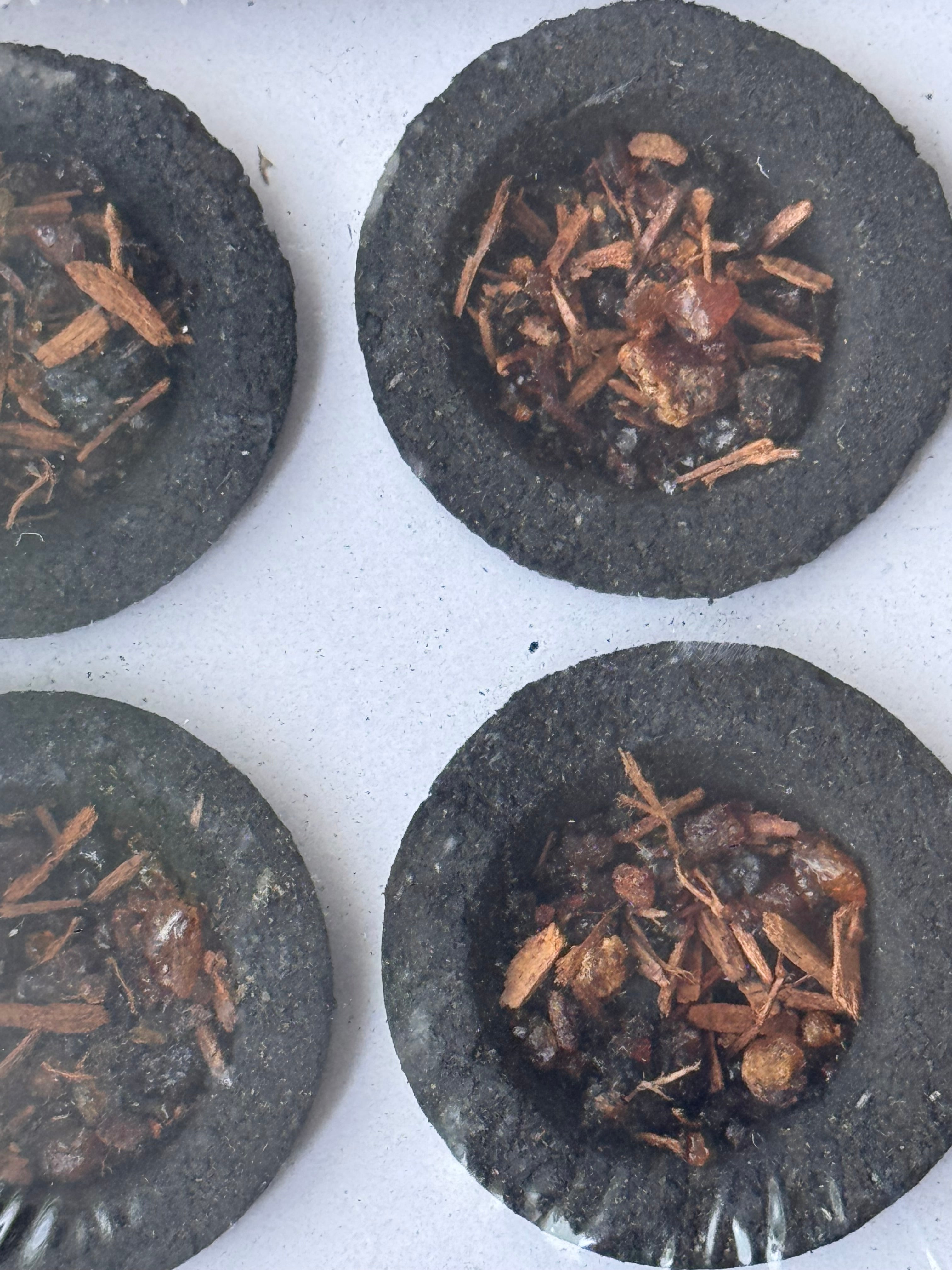 CAJA 6 COPAS DE CARBÓN CON RESINA | PALO SANTO Y COPAL