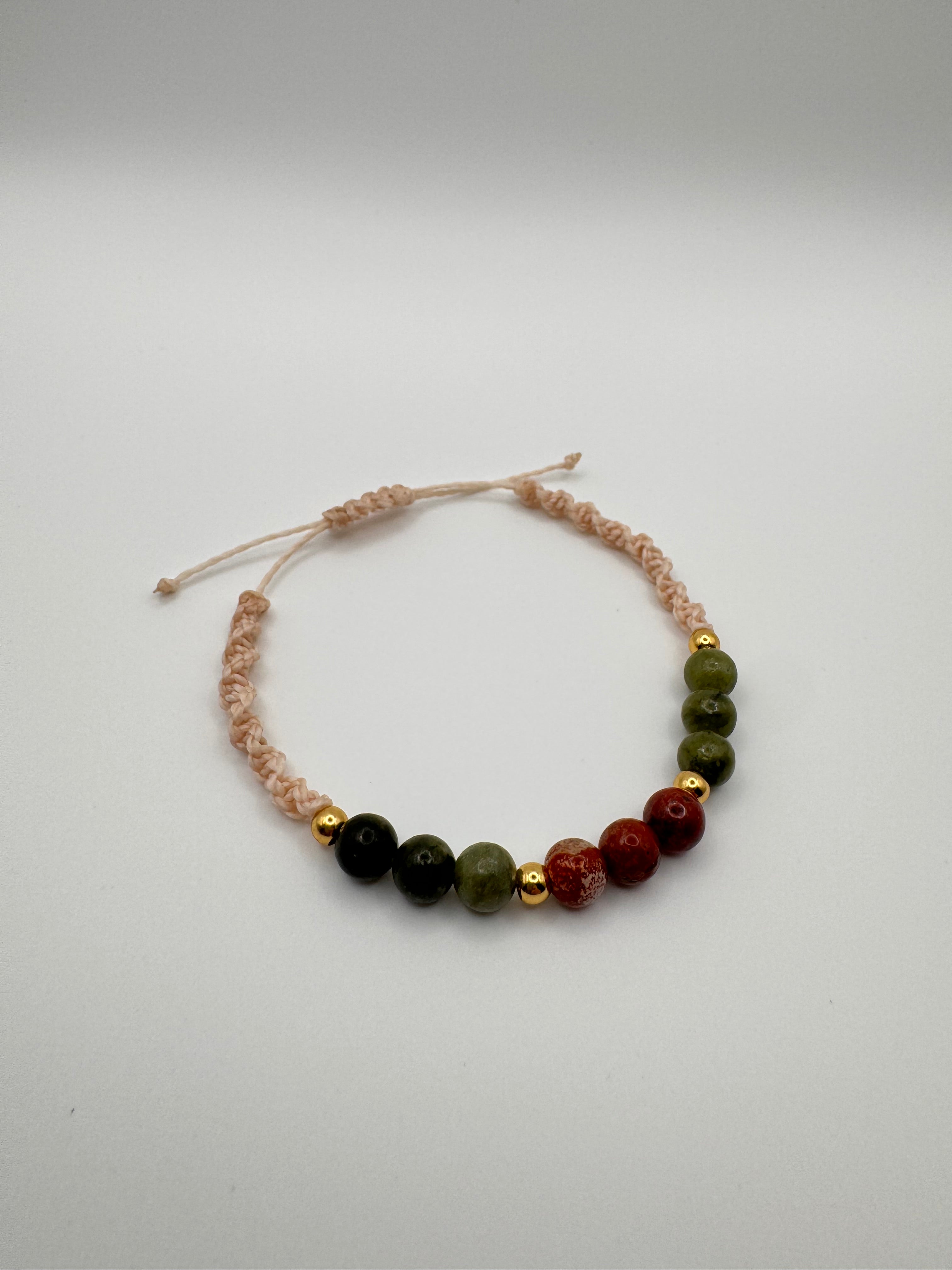 PULSERA GAIA MACRAMÉ JADE Y JAPE ROJO | RE-CONECTAR