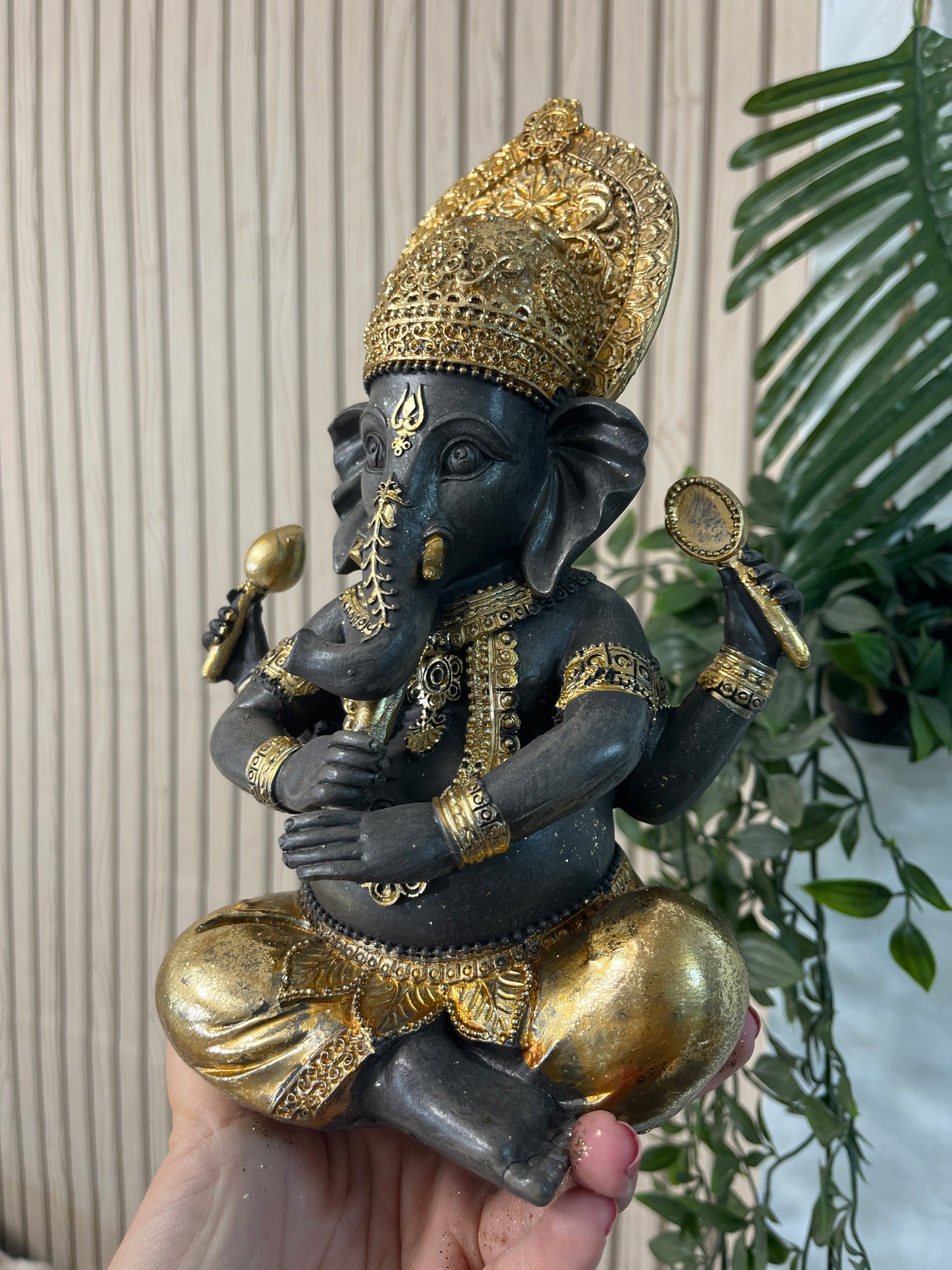 Ganesha musical dorado y negro