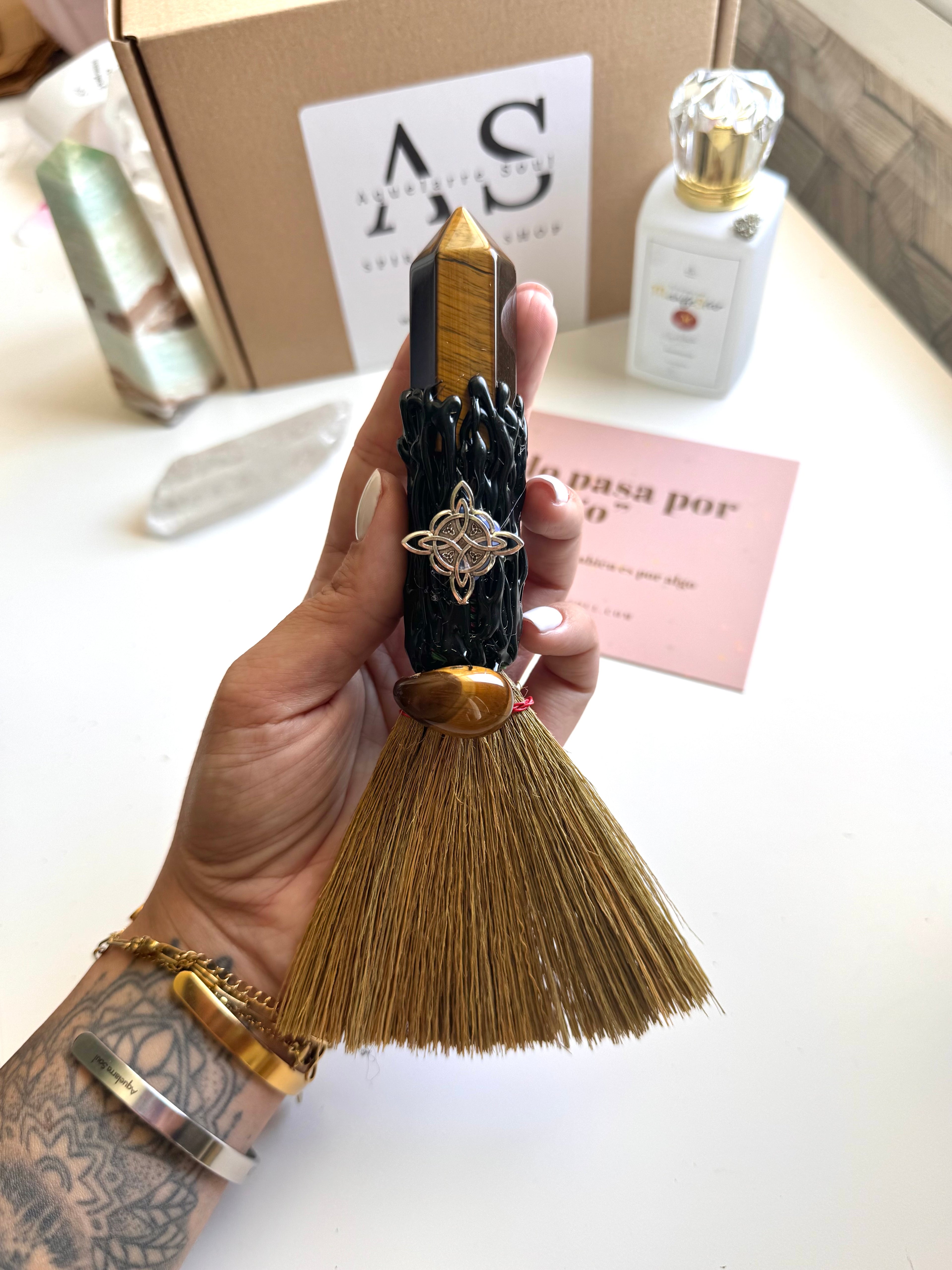 ESCOBA DE BRUJA CON GENERADOR OJO DE TIGRE