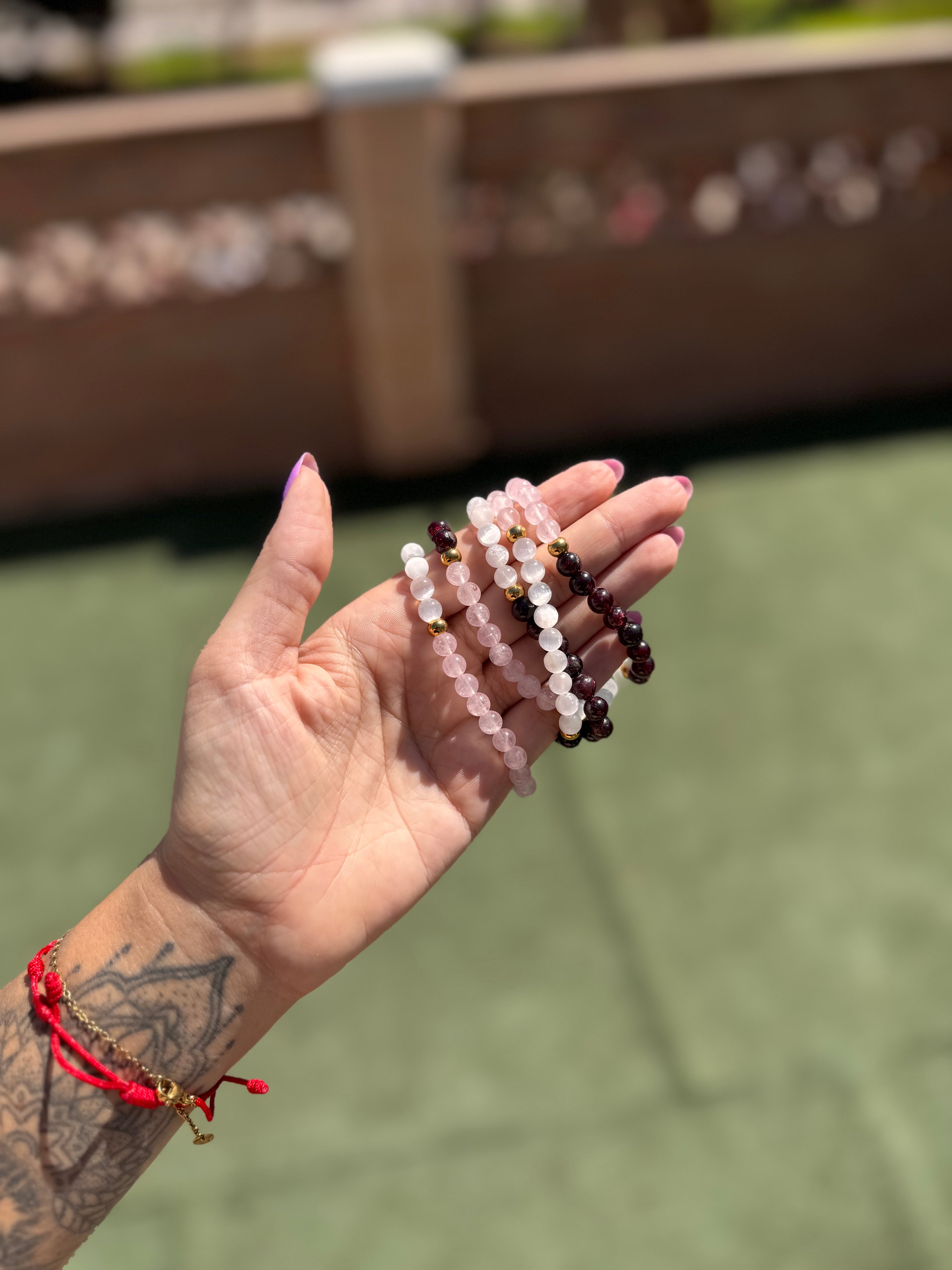 pulsera elastica de minerales cuarzo rosa selenita granate