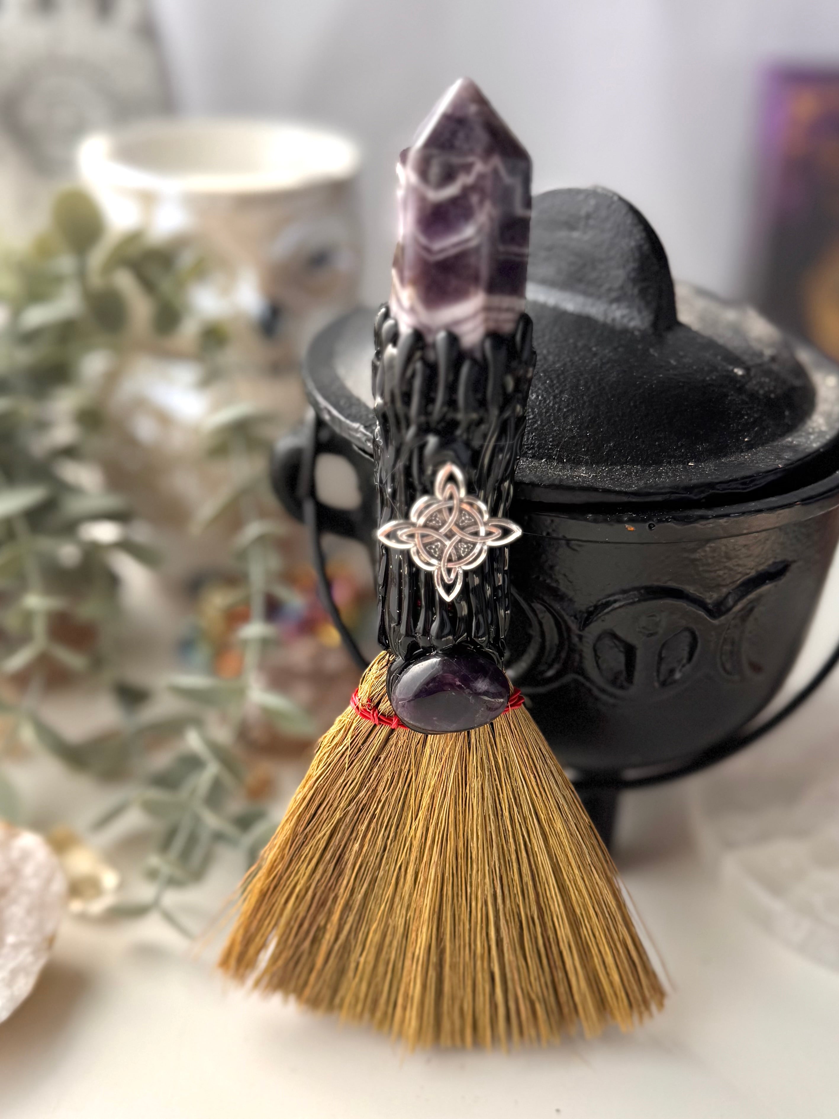 ESCOBA  DE BRUJA CON MINERAL GENERADOR AMATISTA Y NUDO DE BRUJA | PROTECCIÓN | BARRE NEGATIVIDAD