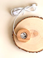 BASE DE MADERA CON ENCHUFE USB | LUZ BLANCA