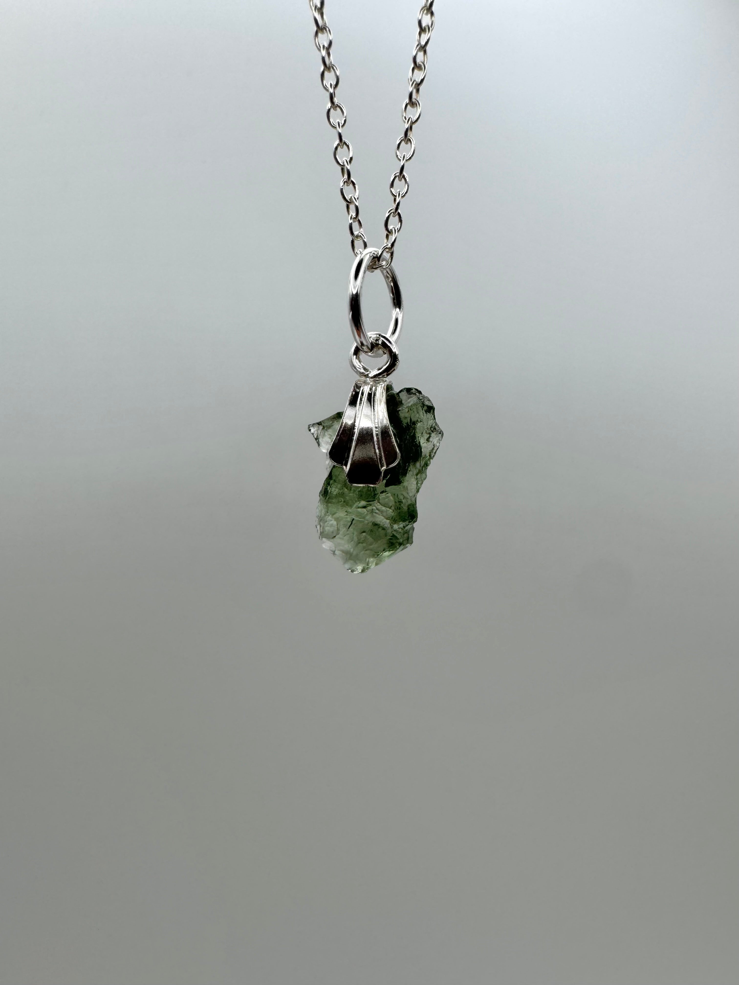 MOLDAVITA COLGANTE PLATA