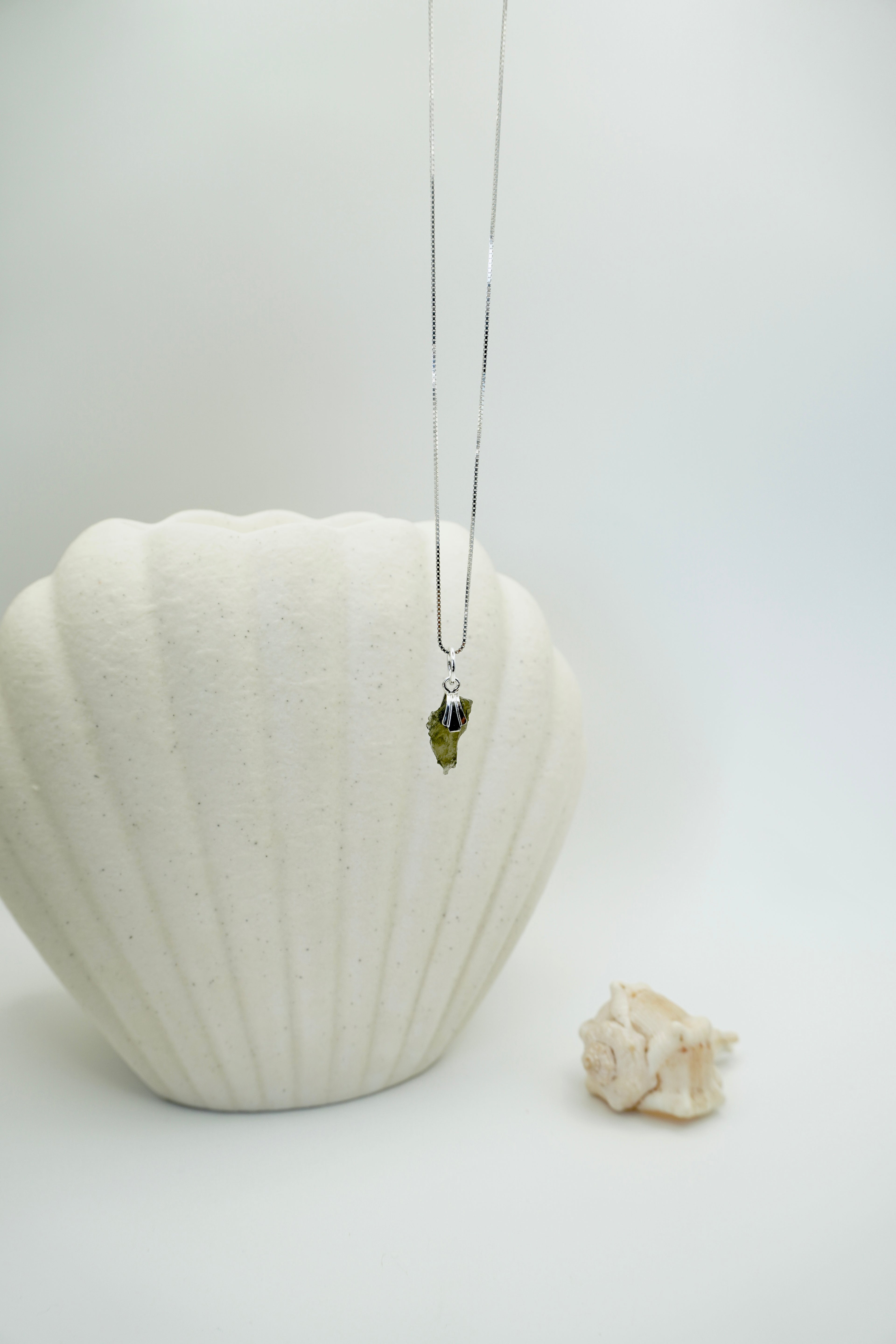 MOLDAVITA COLGANTE PLATA