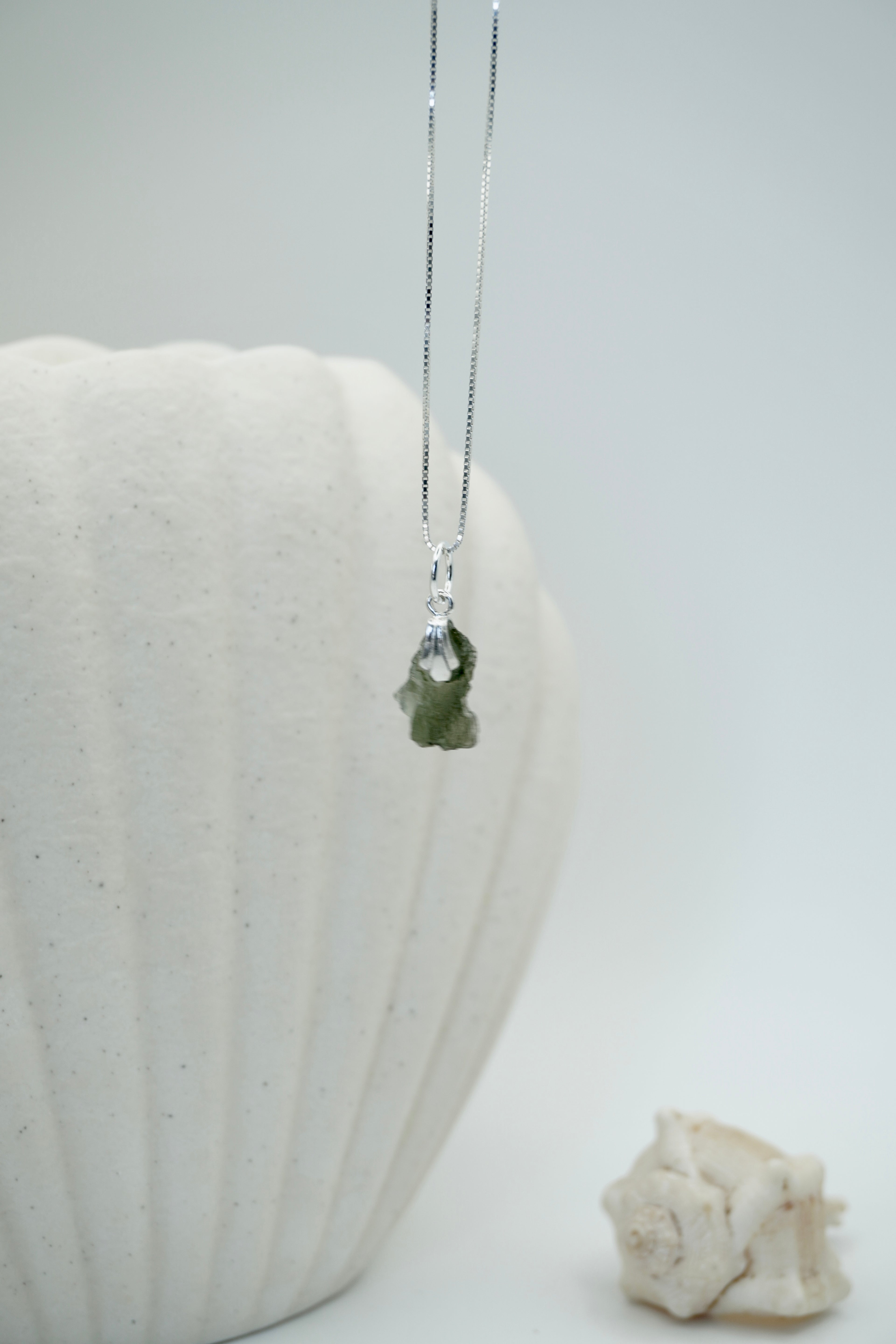 MOLDAVITA COLGANTE PLATA