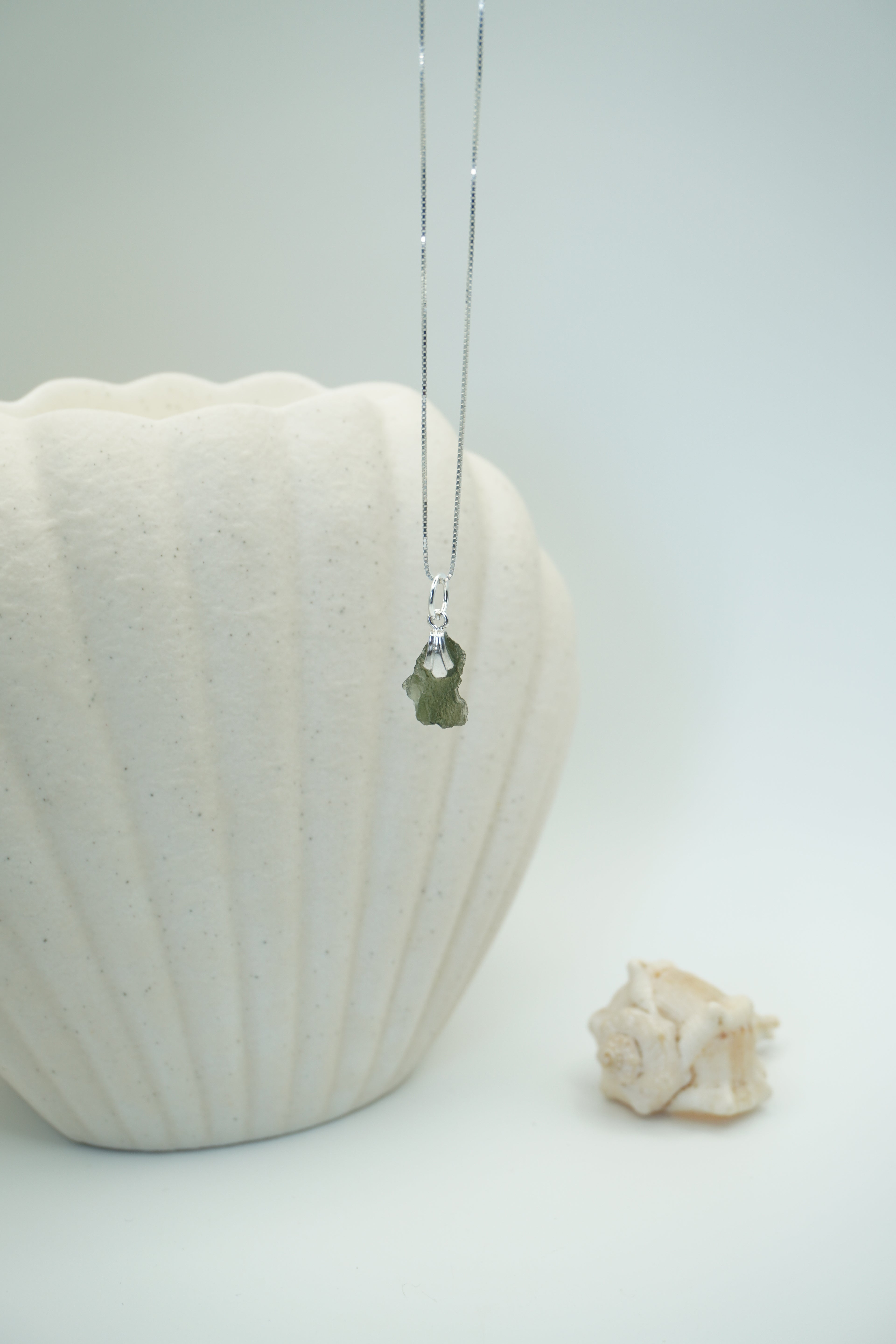 MOLDAVITA COLGANTE PLATA