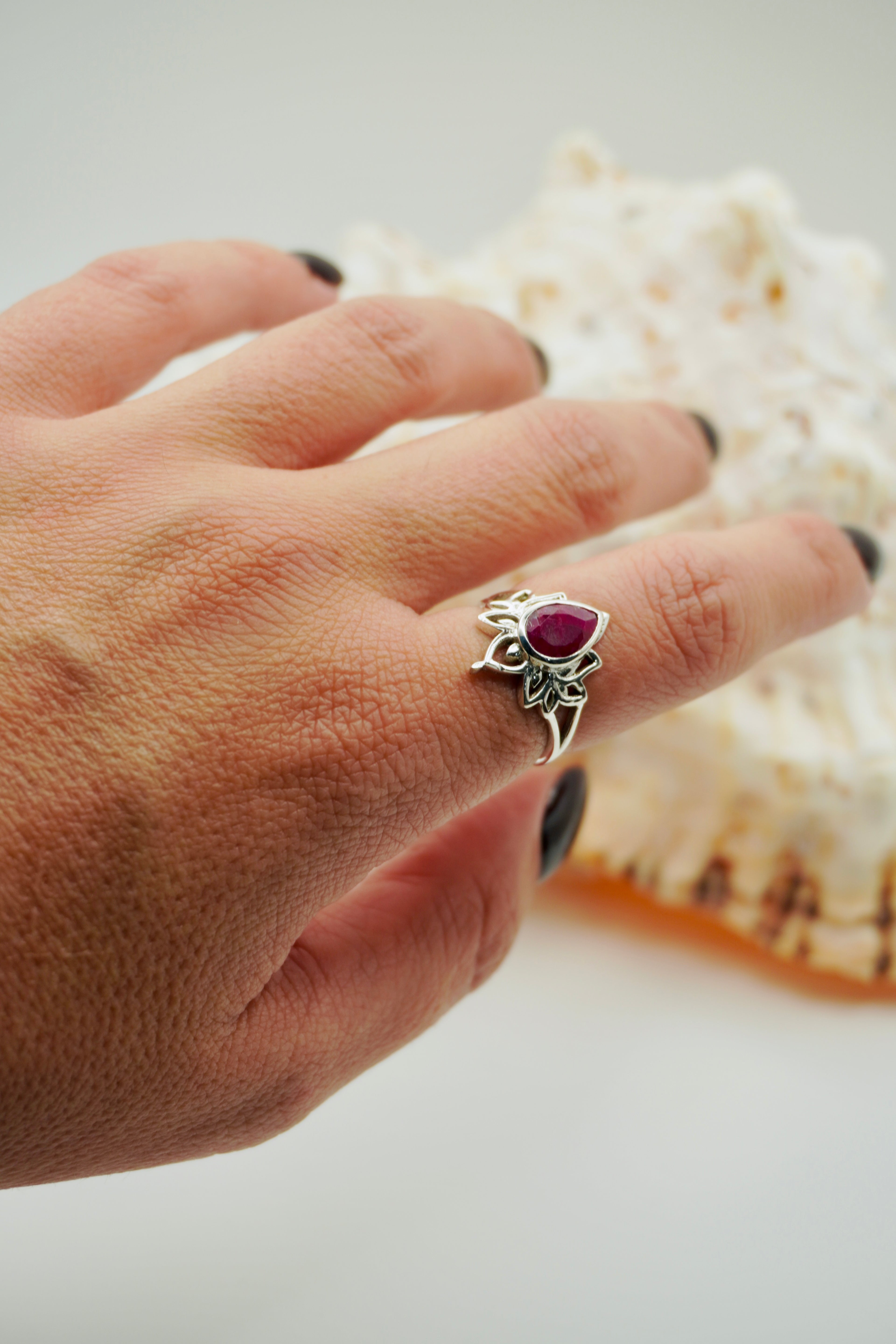 ANILLO AJUSTABLE DE RUBÍ FLOR DE LOTO