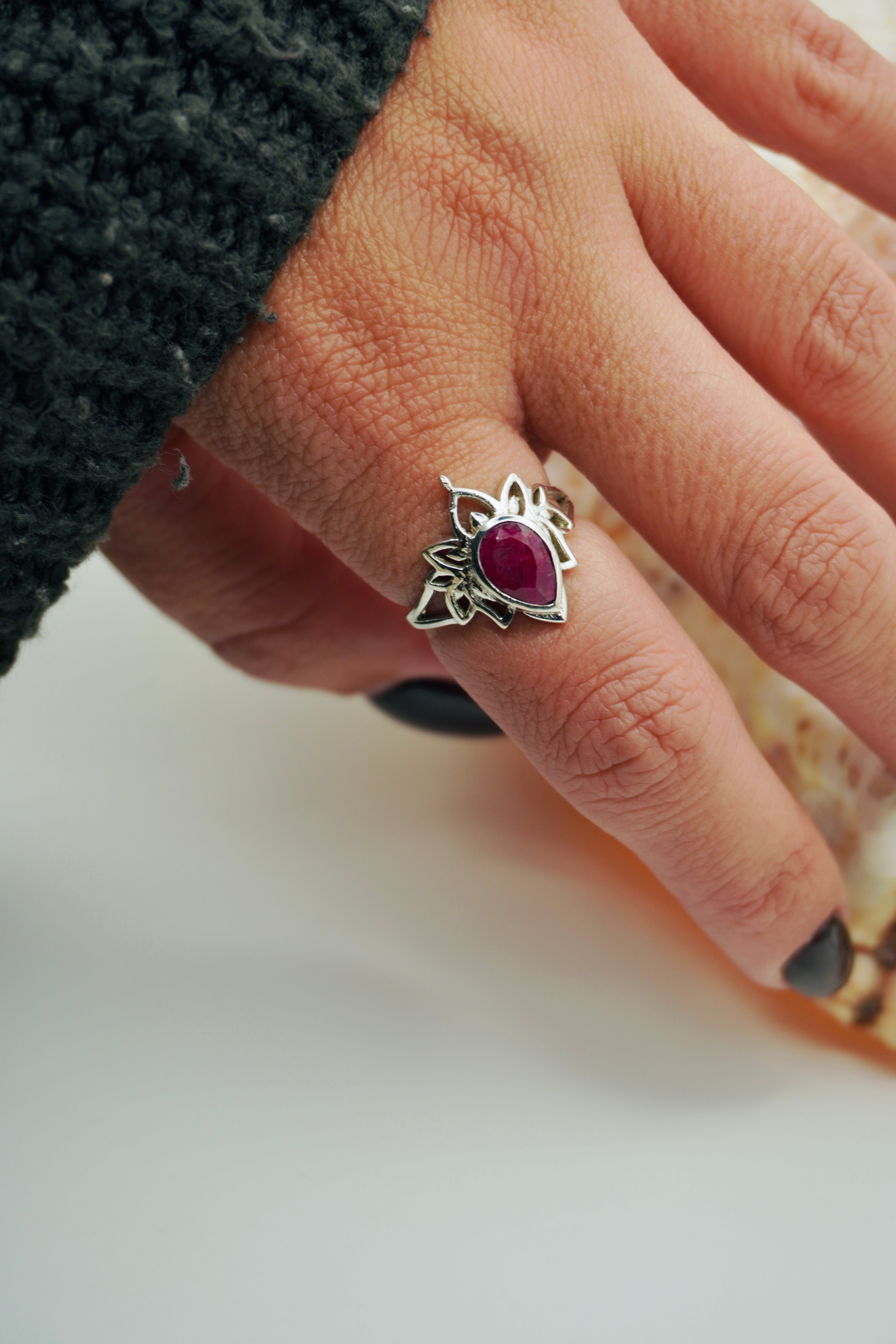 ANILLO AJUSTABLE DE RUBÍ FLOR DE LOTO