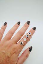 ANILLO AJUSTABLE DE NUDO DE BRUJA DE PLATA DE 11 MM CON PIEDRA NATURAL