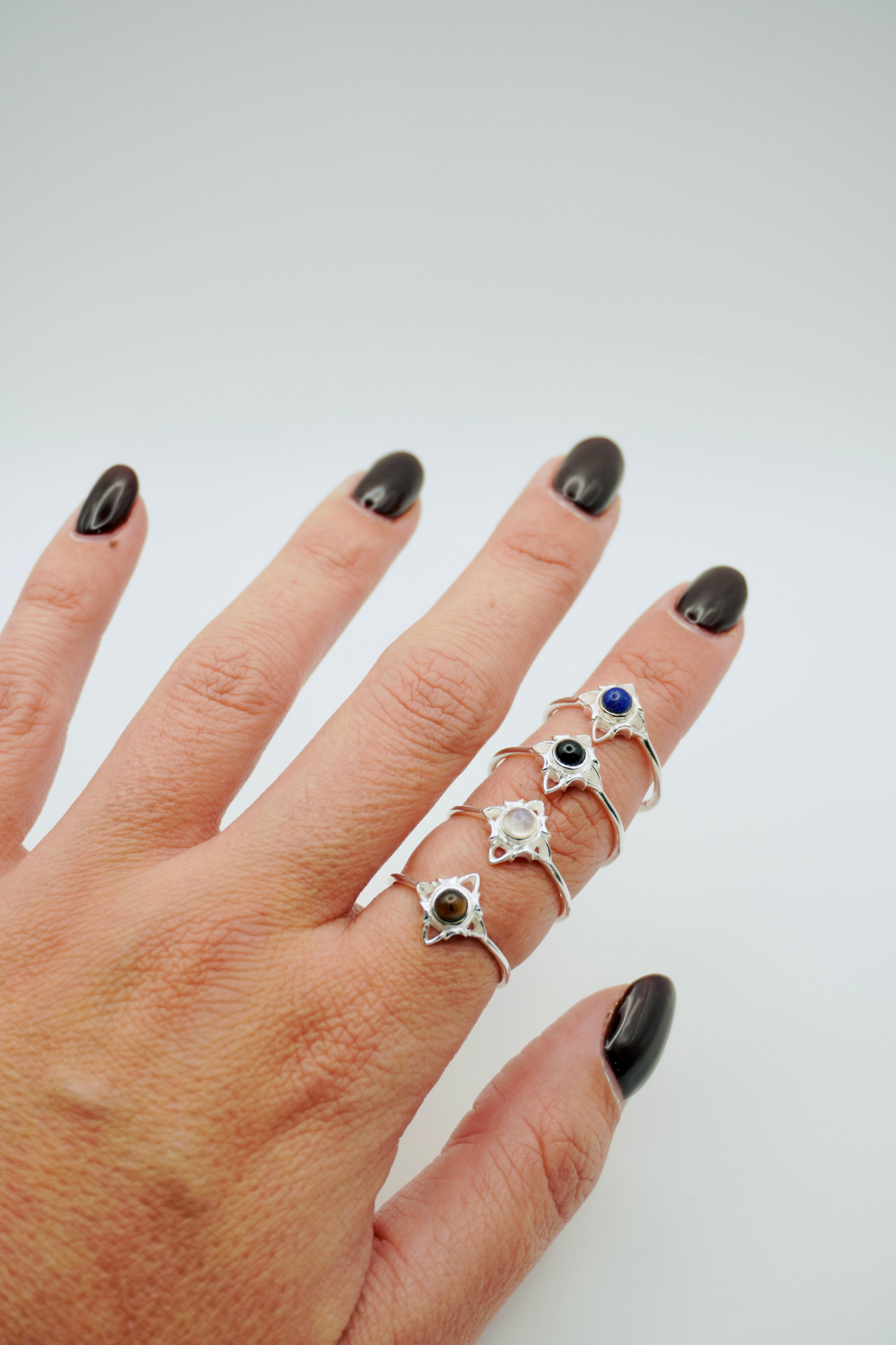 ANILLO AJUSTABLE DE NUDO DE BRUJA DE PLATA DE 11 MM CON PIEDRA NATURAL