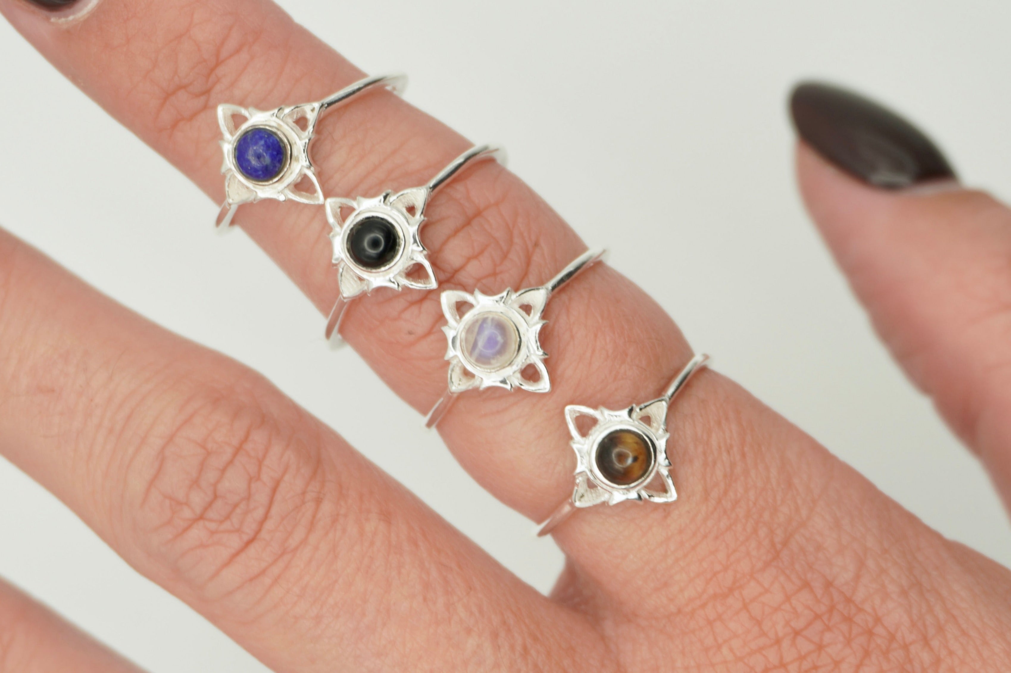 ANILLO AJUSTABLE DE NUDO DE BRUJA DE PLATA DE 11 MM CON PIEDRA NATURAL