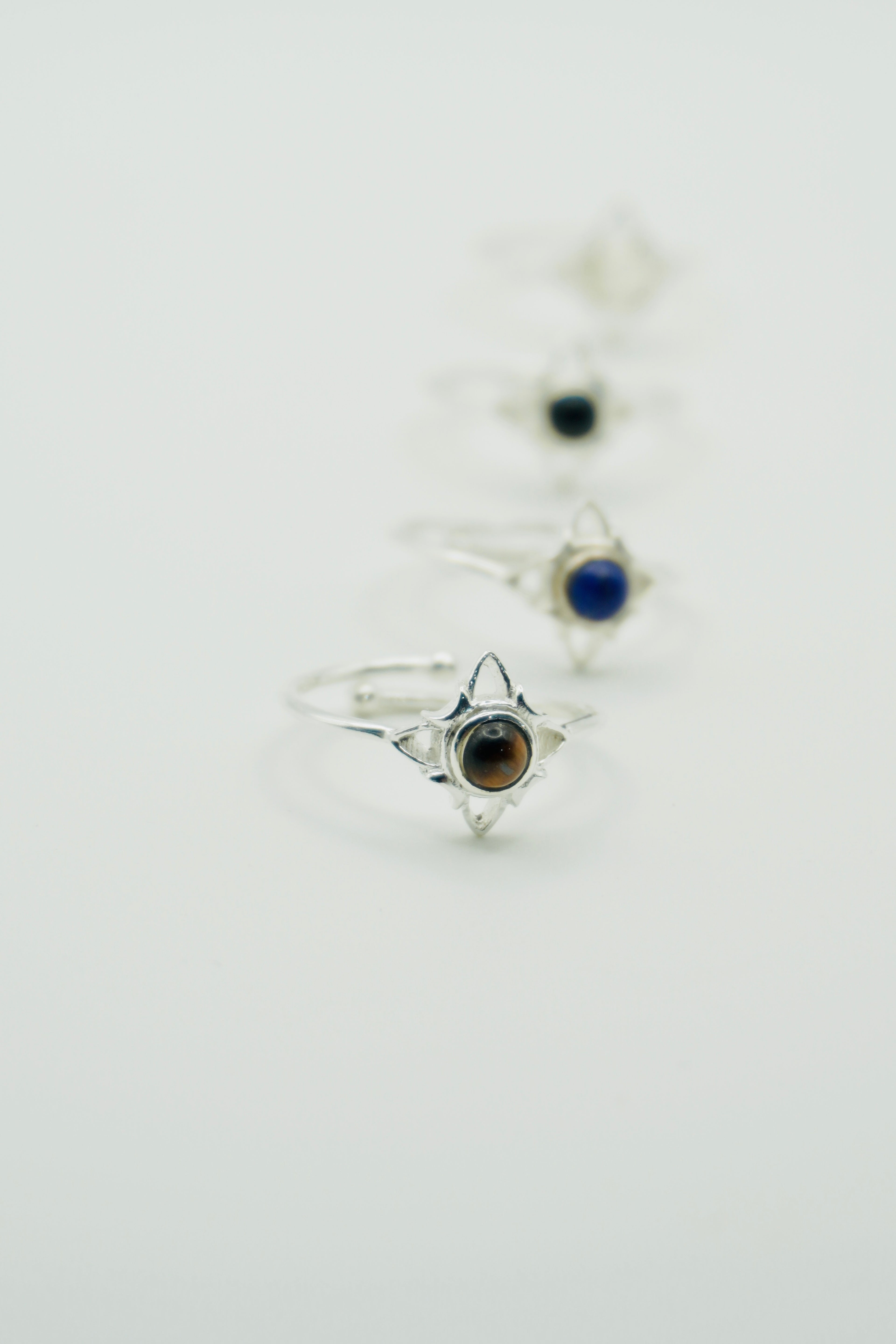 ANILLO AJUSTABLE DE NUDO DE BRUJA DE PLATA DE 11 MM CON PIEDRA NATURAL