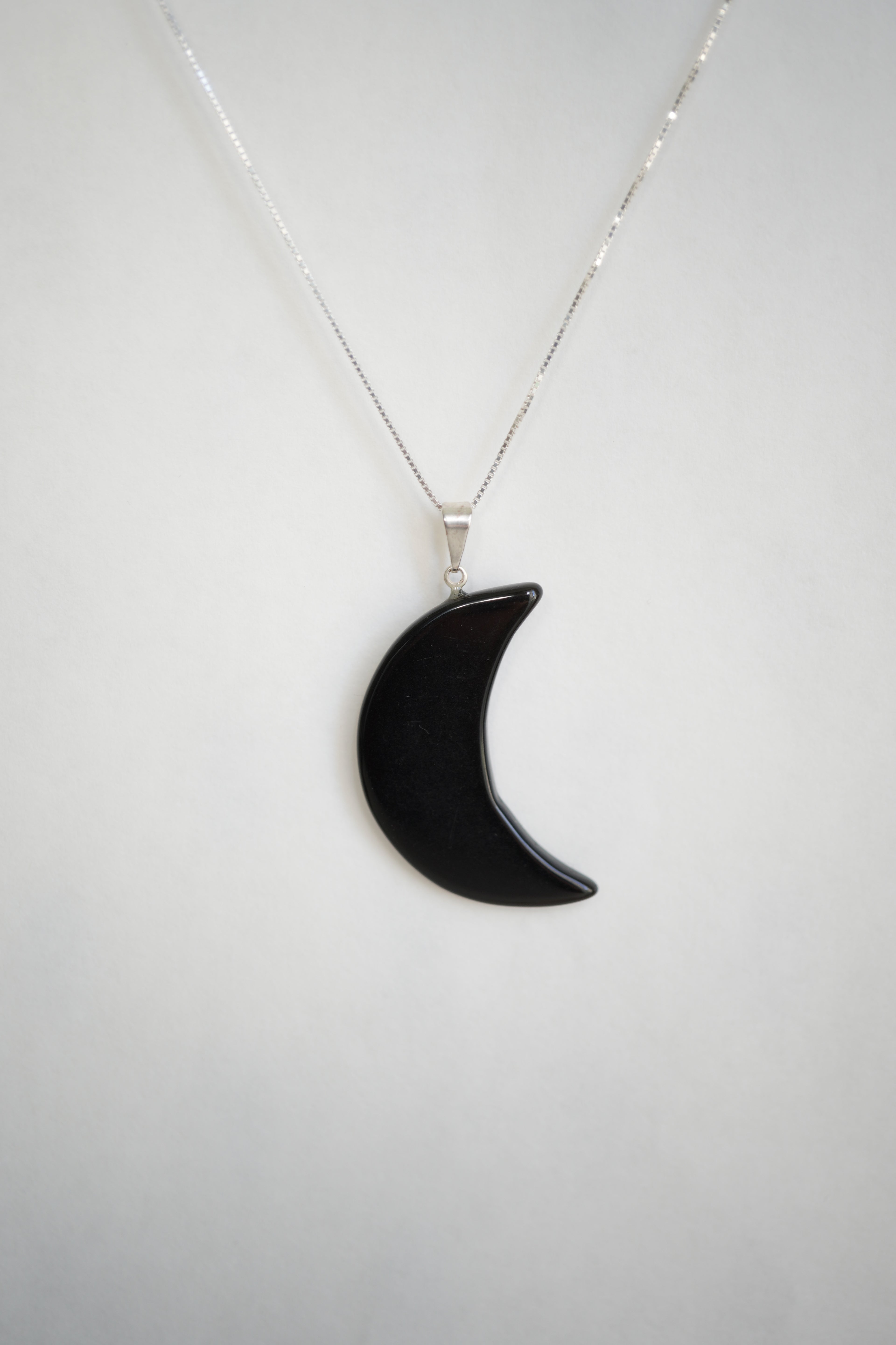 COLGANTE MEDIA LUNA OBSIDIANA | INTROSPECCIÓN | PROTECCIÓN