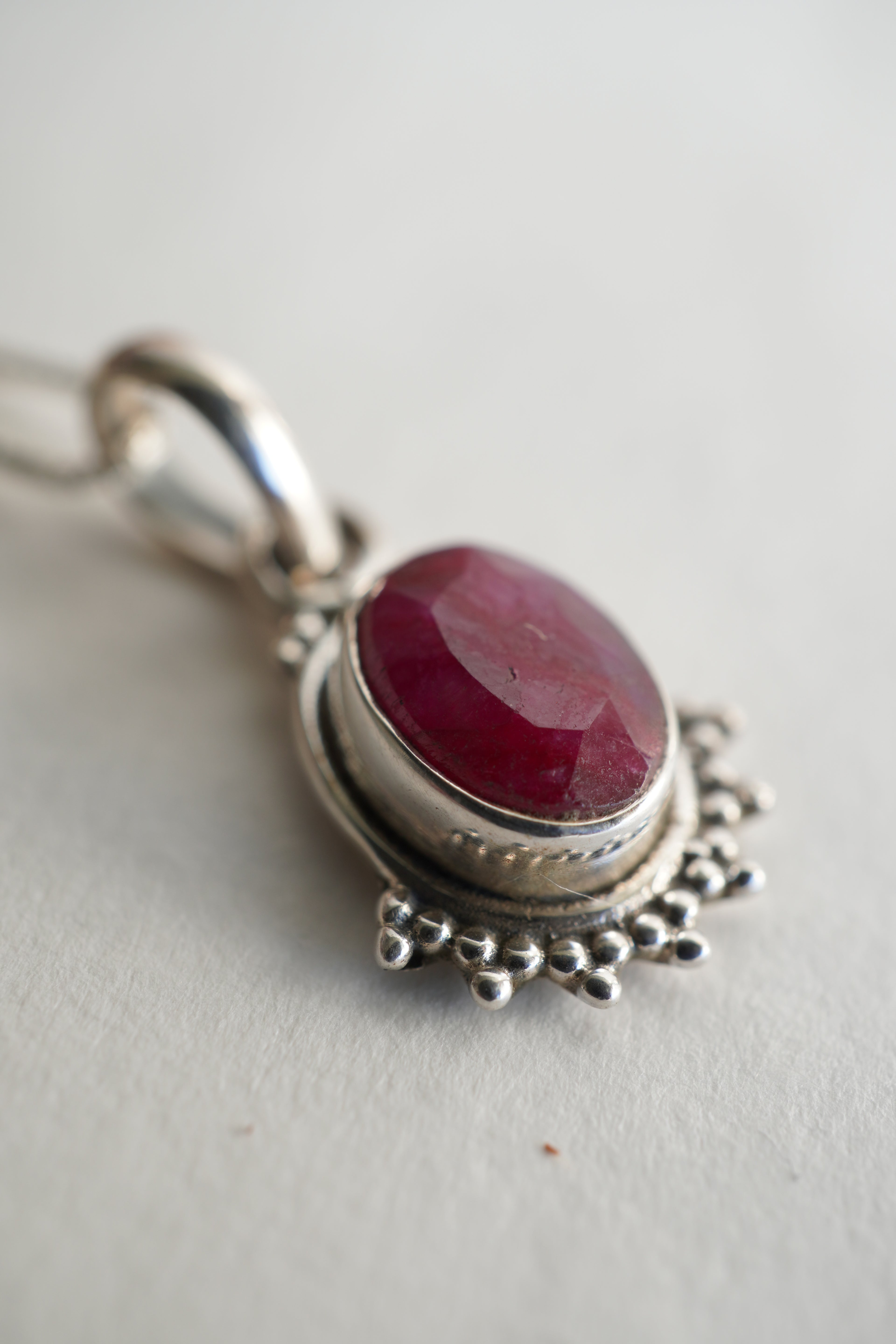 COLGANTE FUERZA INTERIOR 16MM | RUBÍ