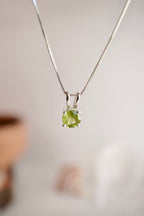 COLGANTE PUNTO DE LUZ OLIVINO NATURAL