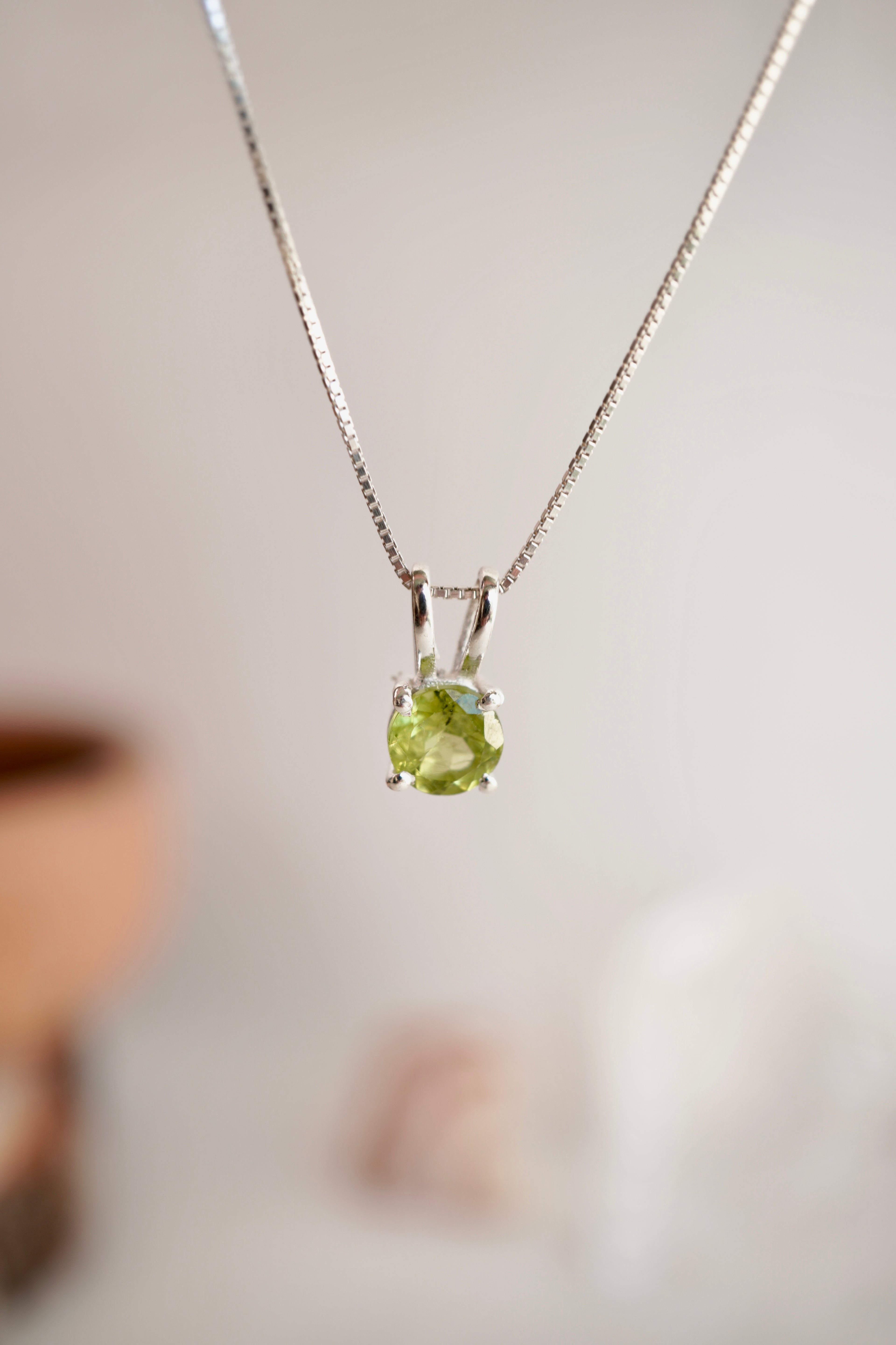 COLGANTE PUNTO DE LUZ OLIVINO NATURAL