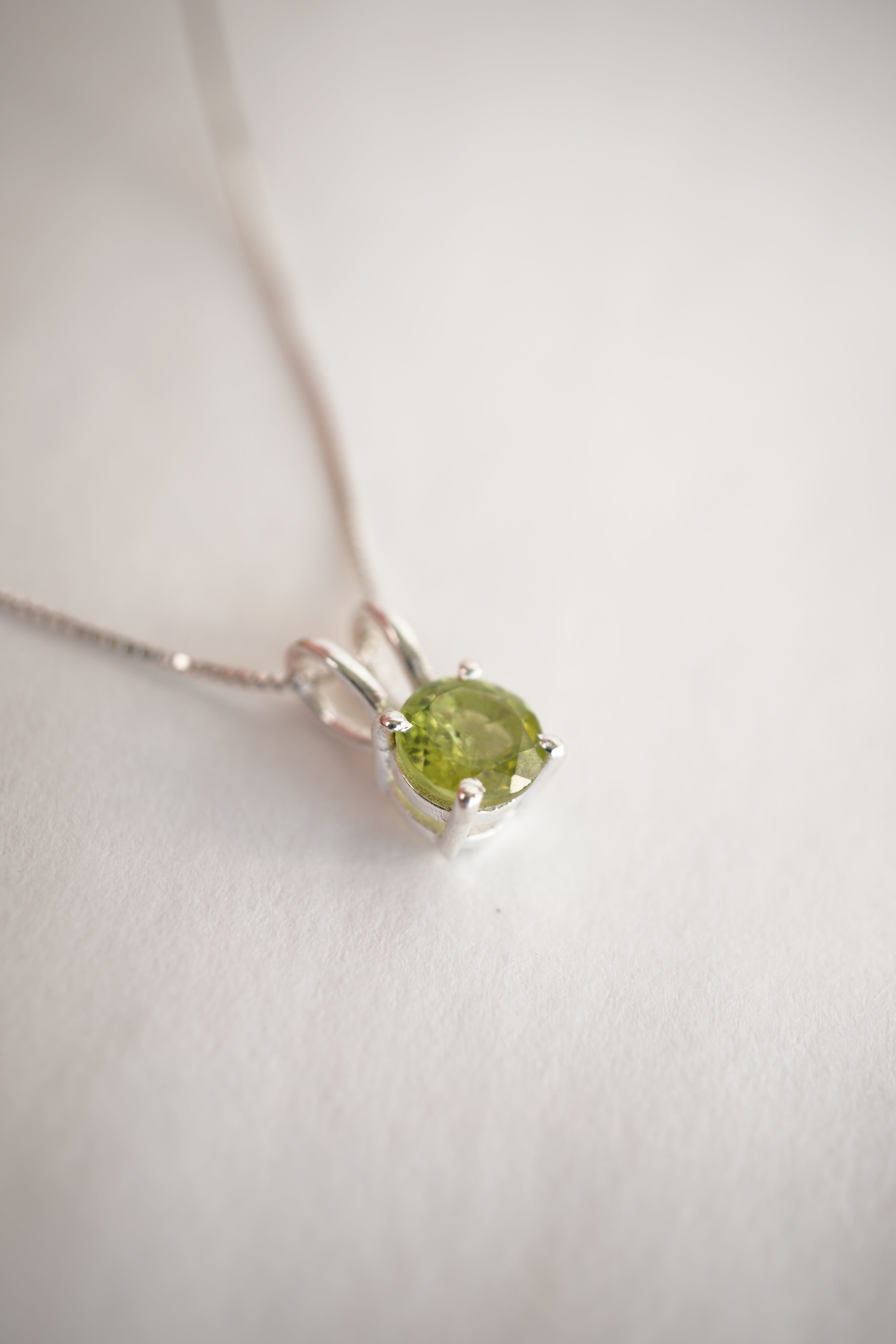 COLGANTE PUNTO DE LUZ OLIVINO NATURAL