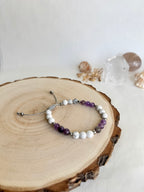 PULSERA CALMA INTERIOR | AMATISTA Y HOWLITE MACRAMÉ