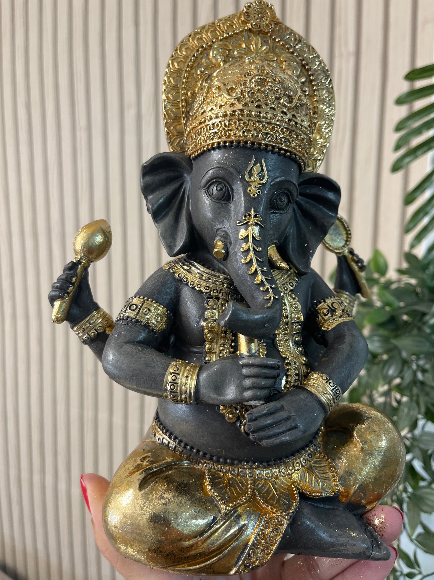 Ganesha musical dorado y negro