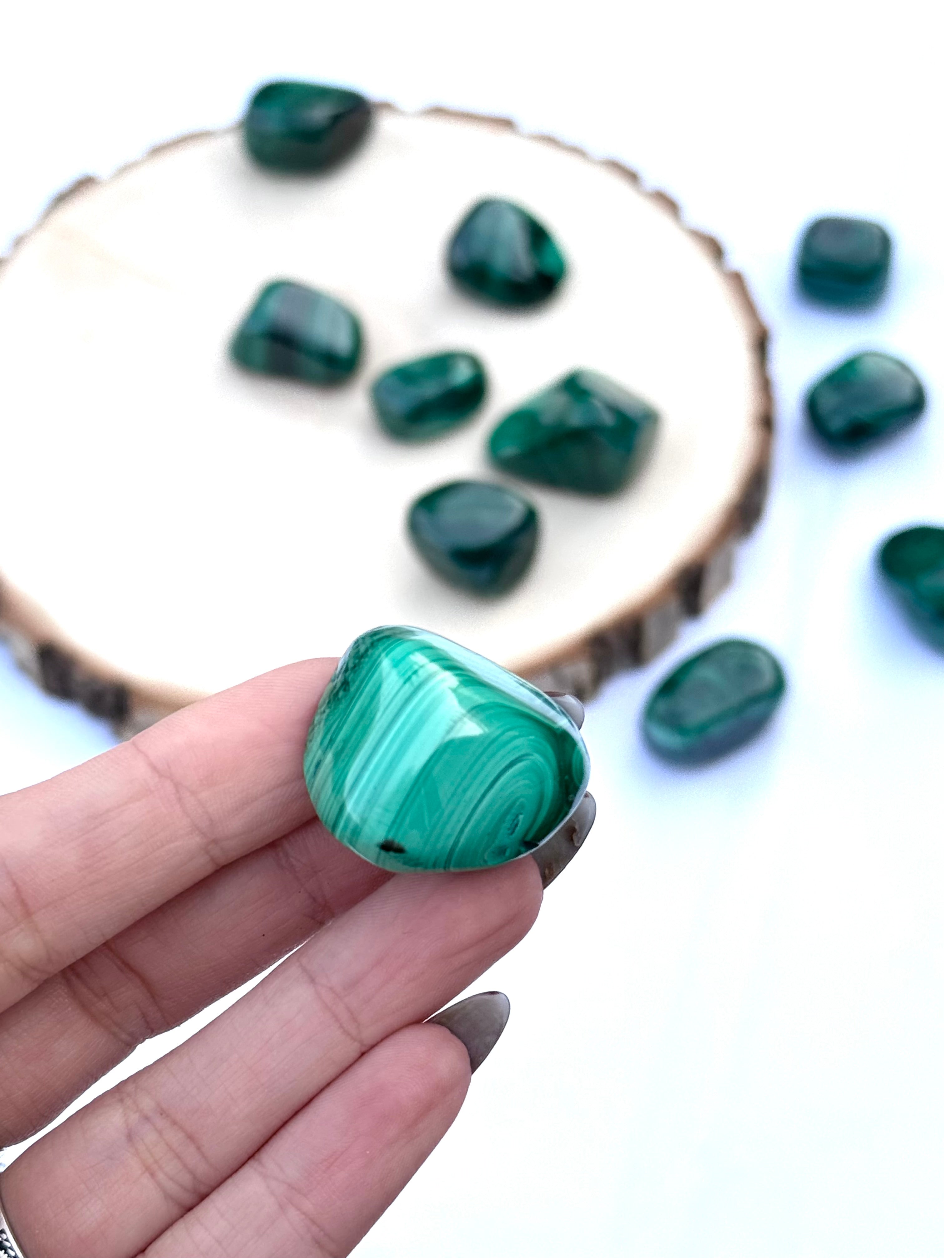 Pulsera elástica de malaquita natural verde con vetas

Anillo de malaquita en plata de ley estilo bohemio

Colgante de malaquita tallada con diseño artesanal

Mineral malaquita en bruto con vetas verdes intensas

Joya de malaquita natural hecha a mano

Malaquita piedra protectora y sanadora chakra corazón

Pulsera de minerales naturales malaquita mujer

Amuleto de malaquita verde piedra de transformación

Malaquita cristal natural con propiedades energéticas

Accesorio espiritual pulsera malaquita protecció