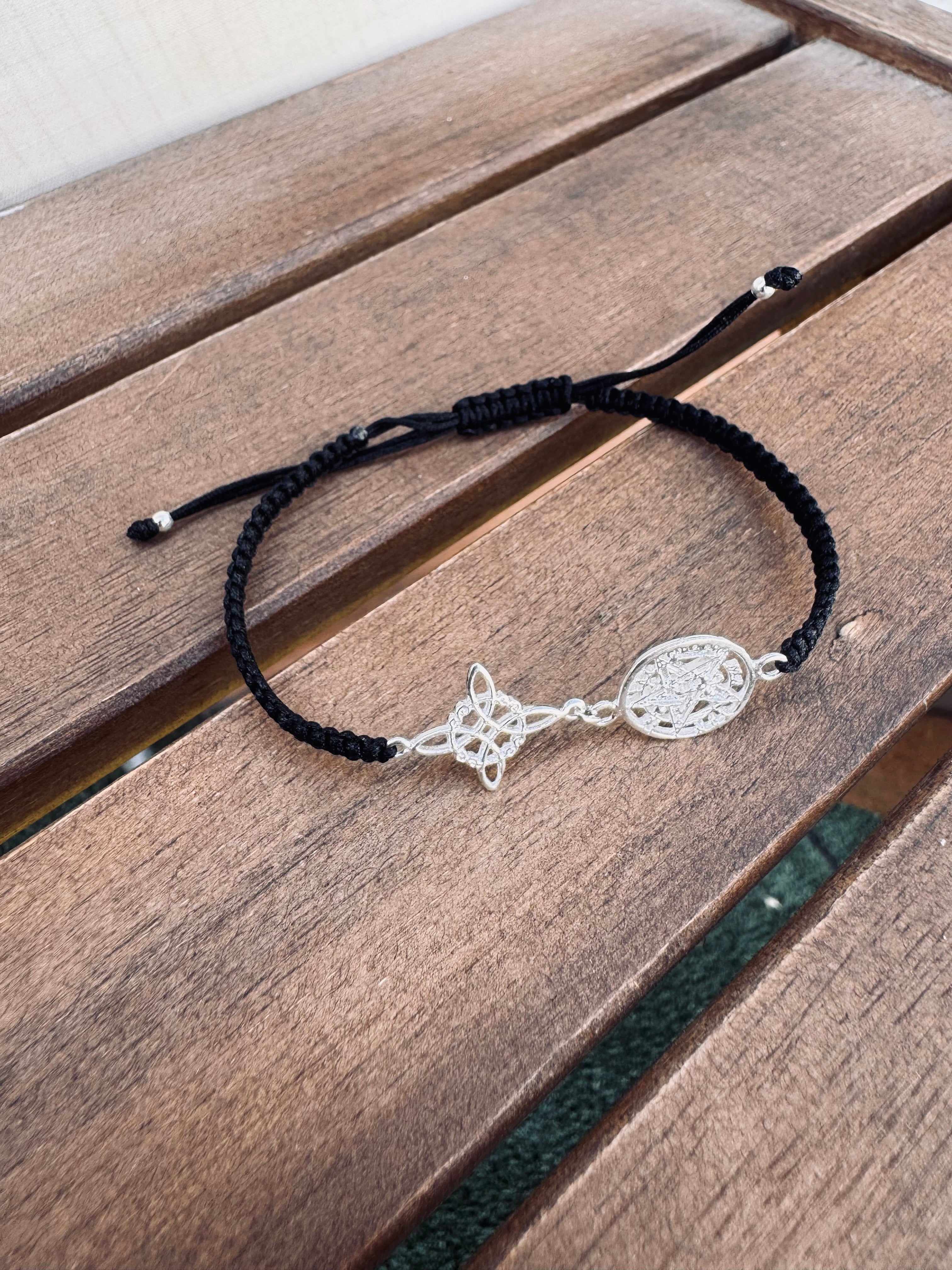 pulsera de protección, pulsera esotérica, pulsera nudo de bruja, pulsera tetragramatón, amuleto protector, pulsera negra hecha a mano, pulsera macramé con plata, joyería espiritual, protección energética, pulsera contra el mal de ojo, amuleto artesanal, pulsera unisex espiritual