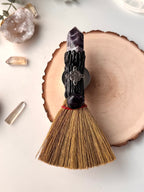 ESCOBA  DE BRUJA CON MINERAL GENERADOR AMATISTA Y NUDO DE BRUJA | PROTECCIÓN | BARRE NEGATIVIDAD