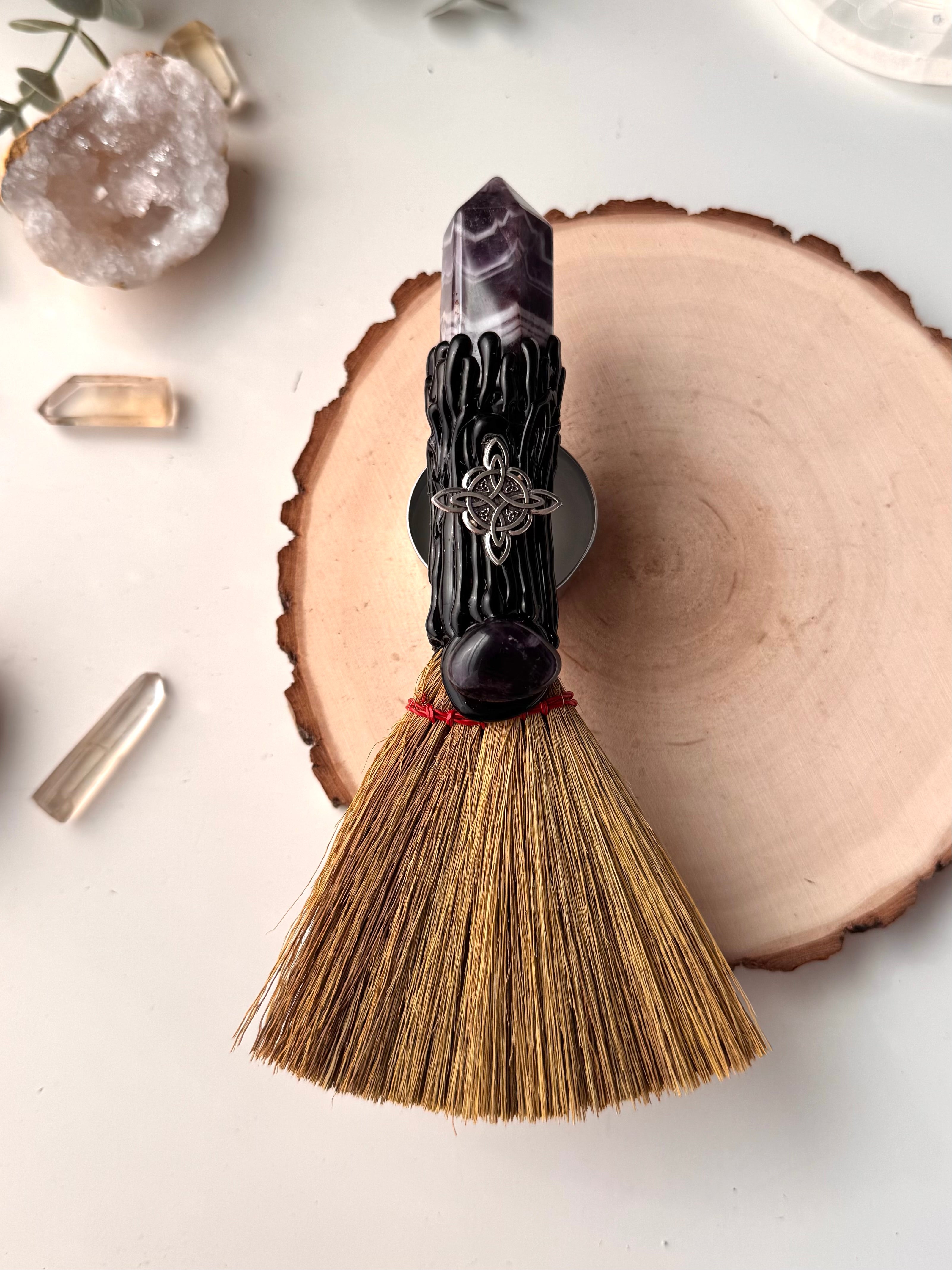ESCOBA  DE BRUJA CON MINERAL GENERADOR AMATISTA Y NUDO DE BRUJA | PROTECCIÓN | BARRE NEGATIVIDAD