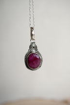 COLGANTE LLAMA SAGRADA | RUBI