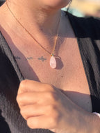 COLGANTE EN ACERO DORADO | FACETADO CUARZO ROSA | AMOR | AUTOESTIMA