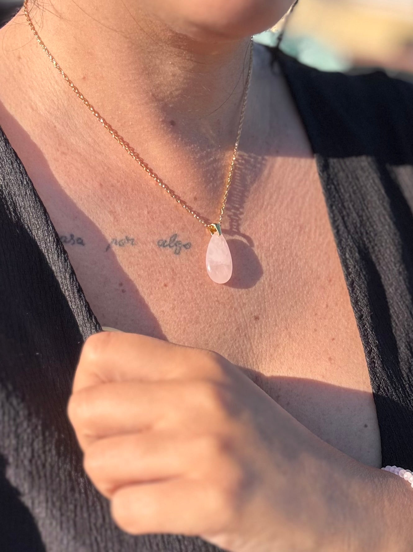 COLGANTE EN ACERO DORADO | FACETADO CUARZO ROSA | AMOR | AUTOESTIMA