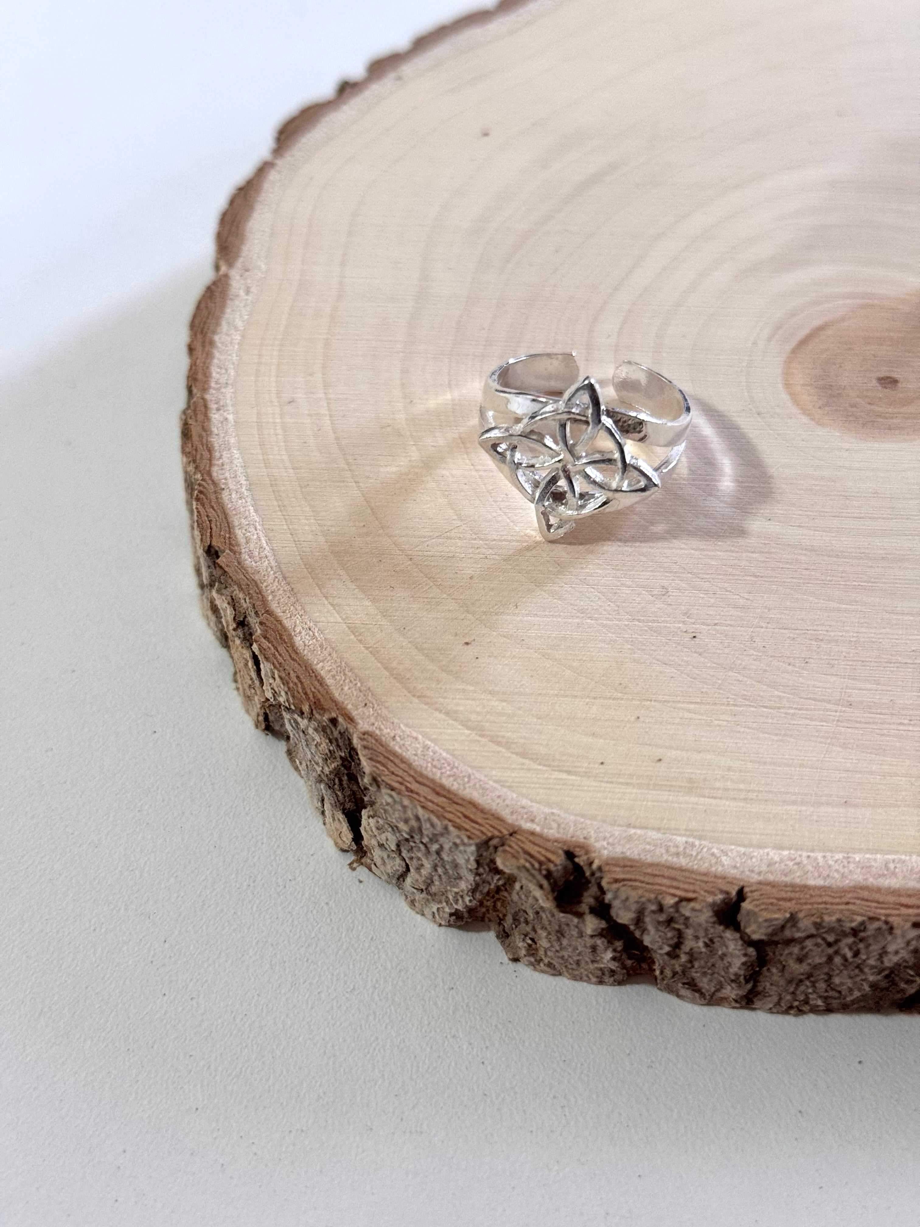 anillo de plata con nudo de bruja