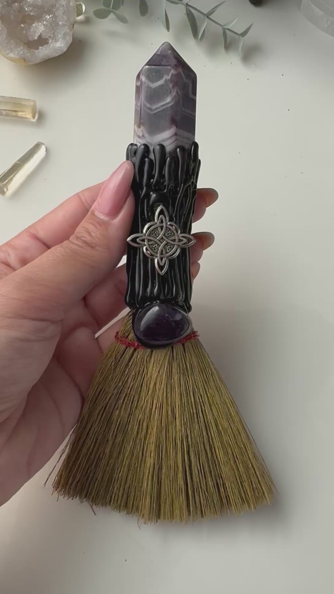 ESCOBA  DE BRUJA CON MINERAL GENERADOR AMATISTA Y NUDO DE BRUJA | PROTECCIÓN | BARRE NEGATIVIDAD