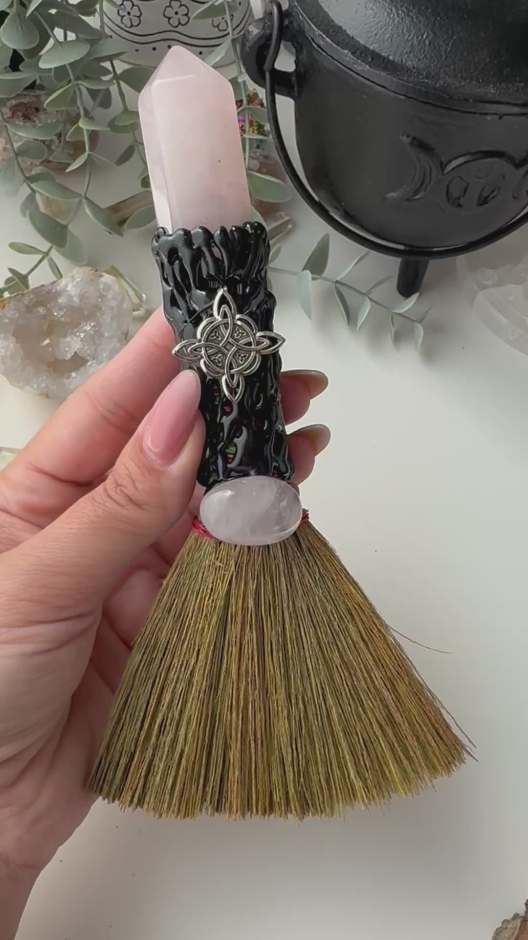 ESCOBA DE BRUJA CON GENERADOR  MINERAL DE CUARZO ROSA | BARRE NEGATIVIDAD | PROTECCIÓN