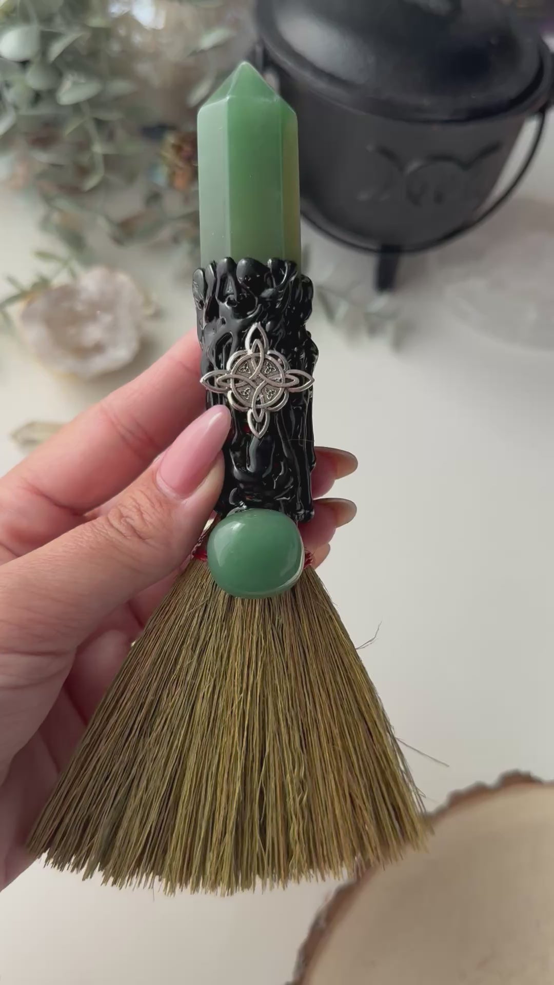 ESCOBA DE BRUJA CON MINERAL AVENTURINA GENERADOR | PROTECCIÓN | BARRE NEGATIVIDAD