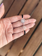 pulsera de protección, pulsera esotérica, pulsera nudo de bruja, pulsera tetragramatón, amuleto protector, pulsera negra hecha a mano, pulsera macramé con plata, joyería espiritual, protección energética, pulsera contra el mal de ojo, amuleto artesanal, pulsera unisex espiritual